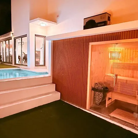 Heated Pool & Sauna Bliss - Luxury 4br 빌라