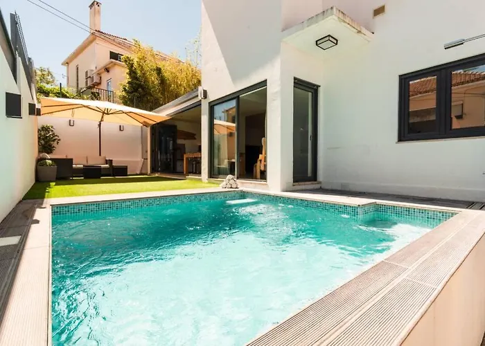 Heated Pool & Sauna Bliss - Luxury 4Br Villa * ליסבון