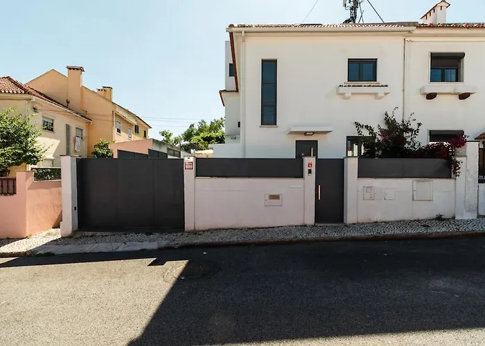 Heated Pool & Sauna Bliss - Luxury 4Br Villa * ליסבון