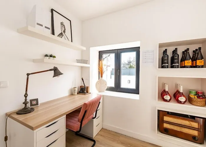 Heated Pool & Sauna Bliss - Luxury 4Br Villa וילה ליסבון