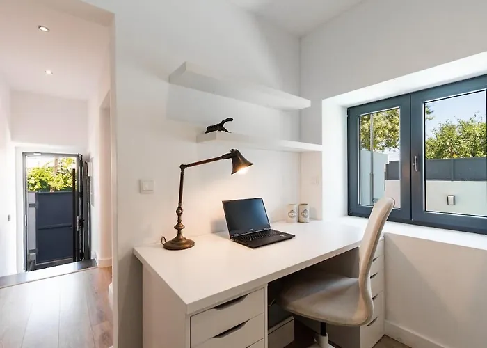 Heated Pool & Sauna Bliss - Luxury 4Br Villa ליסבון