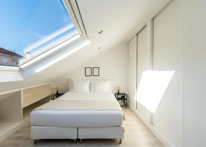 Heated Pool & Sauna Bliss - Luxury 4Br Villa וילה ליסבון