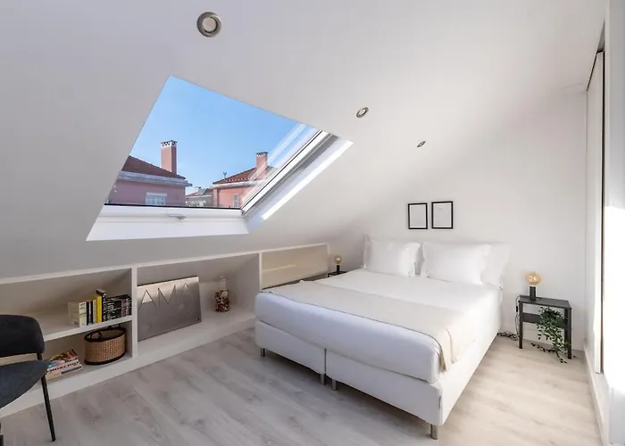 Heated Pool & Sauna Bliss - Luxury 4Br Villa ליסבון