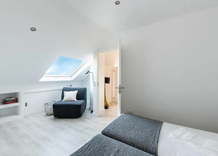 Heated Pool & Sauna Bliss - Luxury 4Br Villa * ליסבון