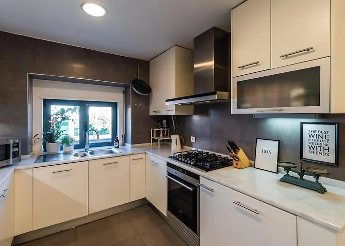 Heated Pool & Sauna Bliss - Luxury 4Br Villa * ליסבון