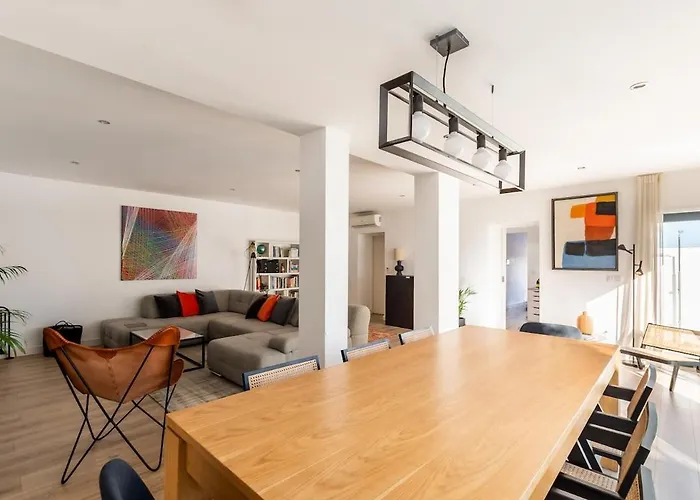 Heated Pool & Sauna Bliss - Luxury 4Br Villa וילה *