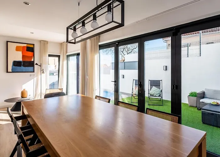 Heated Pool & Sauna Bliss - Luxury 4Br Villa *