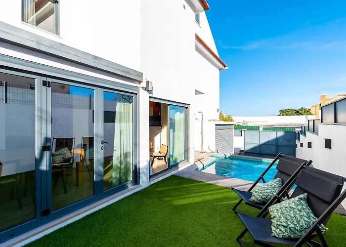 Heated Pool & Sauna Bliss - Luxury 4Br Villa * ליסבון