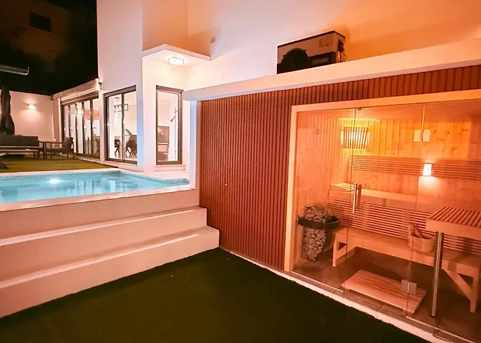 Heated Pool & Sauna Bliss - Luxury 4Br Villa וילה
