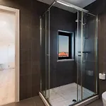Heated Pool & Sauna Bliss - Luxury 4br Willa